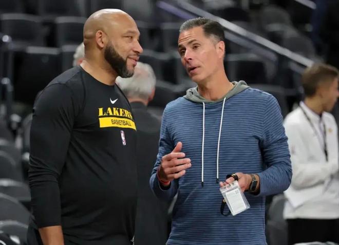 鲁本·阿莫林的曼联体系为何在边翼卫位置频频受阻？危机或将进一步加剧！（阿莫林执教下的曼联为何总在翼卫位受阻？危机或将升级）