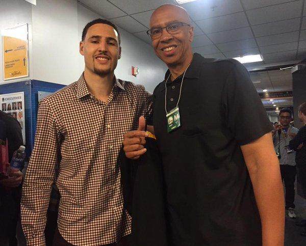 NBA：勇士末节发力 击败雷霆止住颓势（NBA：勇士末节爆发擒雷霆 终结低迷）