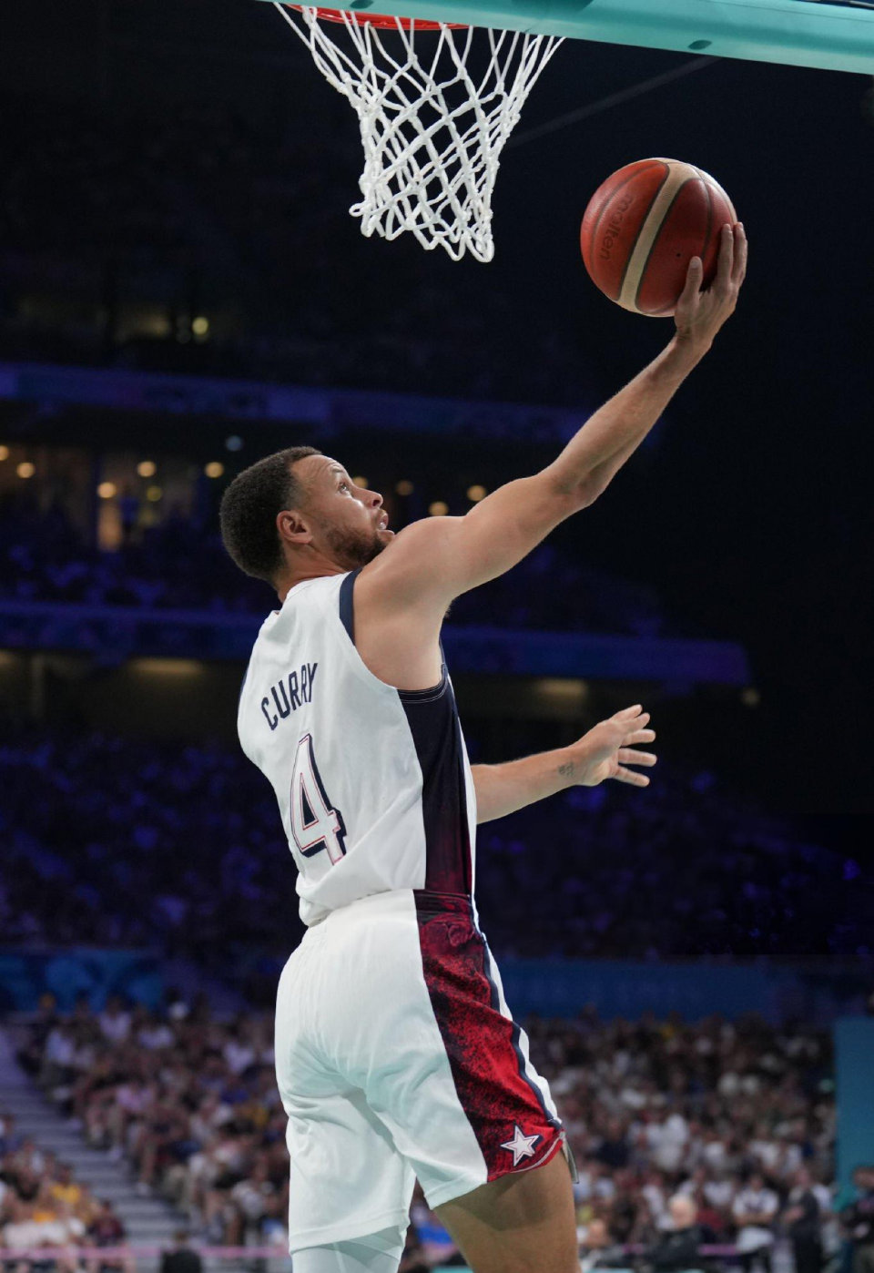 湖人詹姆斯关键封盖锁定胜局（詹姆斯关键盖帽助湖人取胜）