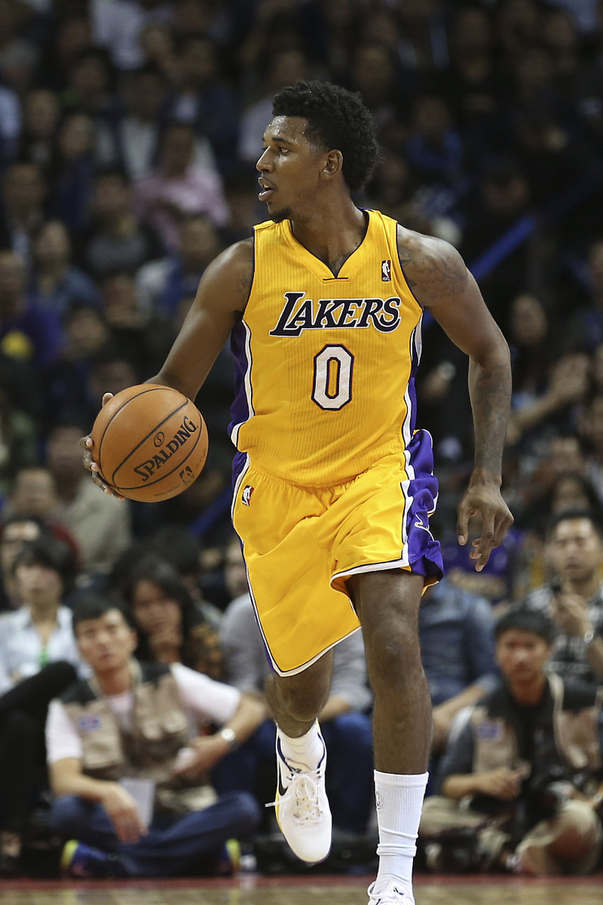 博涅克：莱万是过去二三十年里世界上最好的九号球员（博涅克：莱万是近二三十年来足坛最出色的中锋）