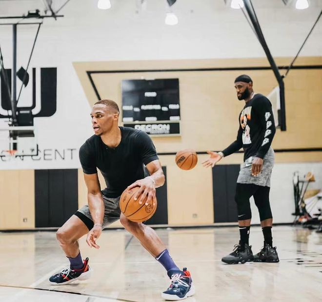 全明星投票榜首之争白热化（全明星票选榜首争夺战愈发激烈）