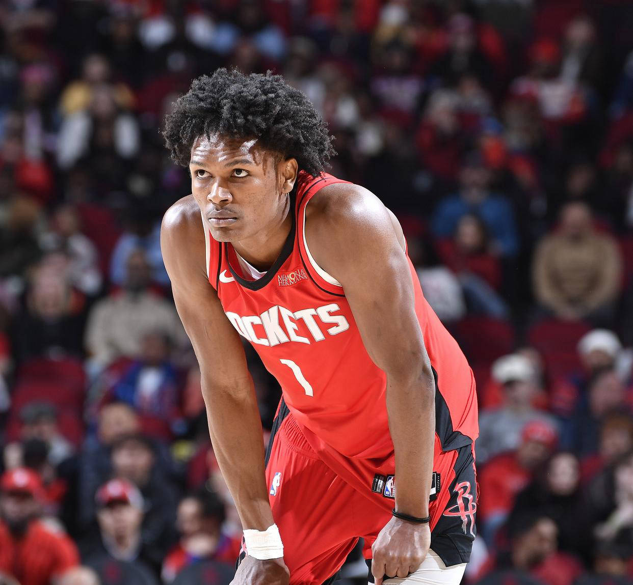 记者：王刚伤情比想象中好，侯森缝了20多针坐火车返京（记者称王刚伤势好于预期，侯森缝20余针已乘火车回京）