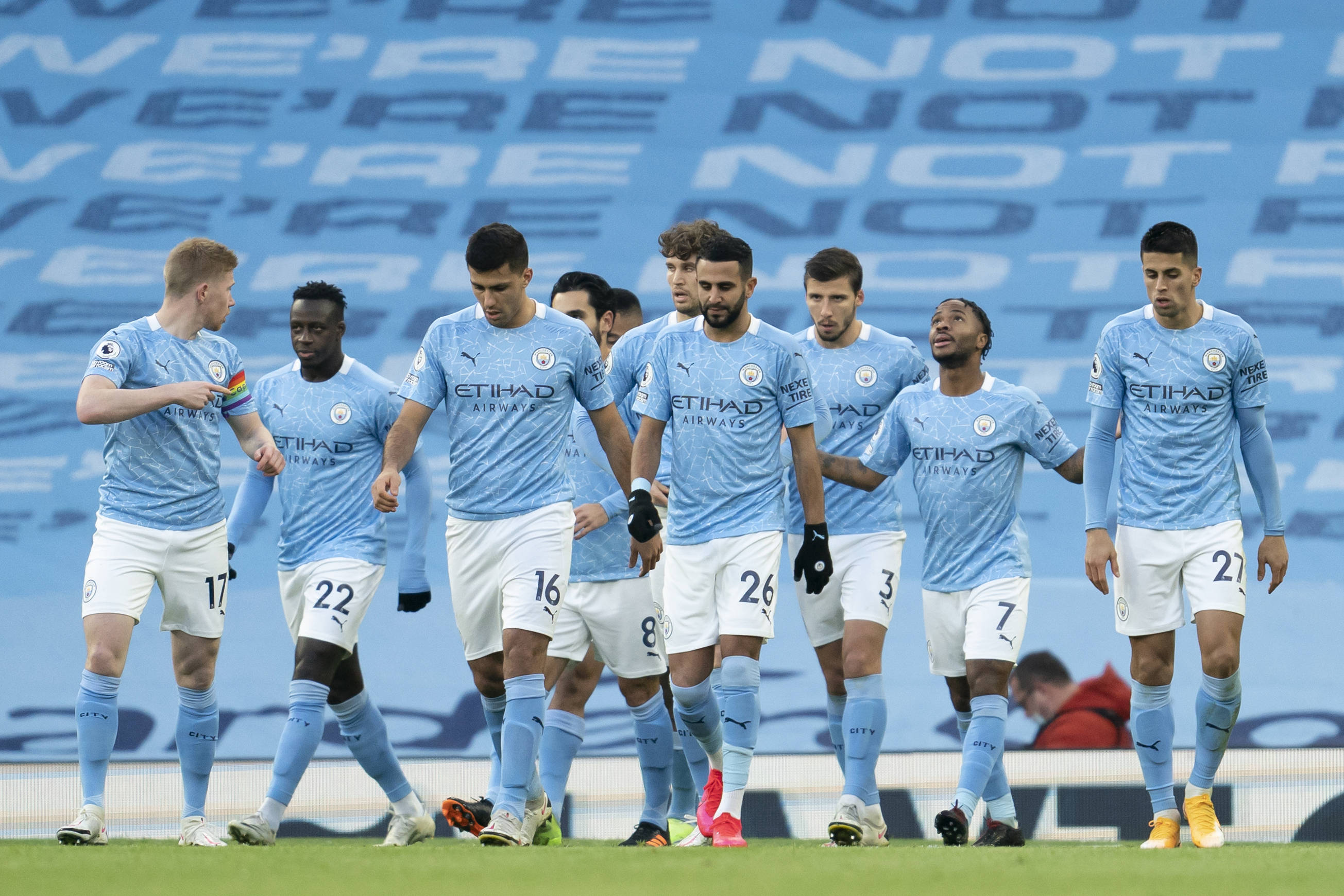 阿隆索帅位堪忧，两大潜在继任者浮出水面，齐达内和渣叔谁更适合？（阿隆索帅位告急：齐达内与克洛普成热门接班人，谁更契合？）