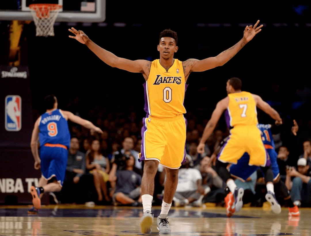 意外变阵！安东尼戴维斯坐镇五号位，解锁独行侠争胜关键优势（突发变阵！安东尼·戴维斯改打中锋，独行侠赢球关键优势被激活）