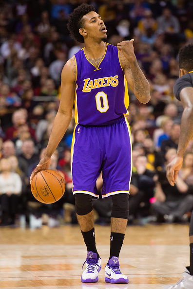 费耶诺德筹划将现有主场升级为下沉式球场，预计能容纳5.6万人（费耶诺德拟将现主场改造为下沉式球场，预计可容纳约5.6万人）