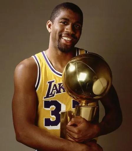 利物浦欲出售左后卫齐米卡斯，因其不愿离开安菲尔德，而其他球员面临竞争。（利物浦考虑出售齐米卡斯，球员意愿留守安菲尔德，队内其他位置竞争激烈）