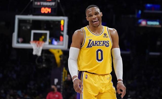 莱斯特城球迷赴意大利观战瓦尔迪比赛并合影（莱斯特城球迷远赴意大利观赛瓦尔迪并合影留念）